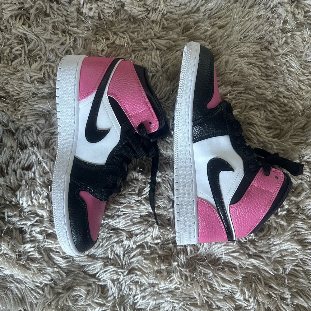 **** Never Worn**** Jordan 1 High Women’s hot pink/black/white
